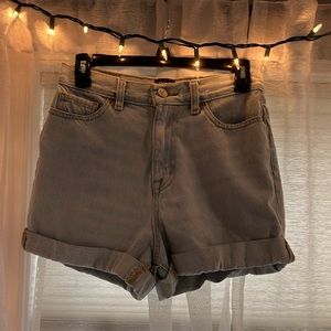BDG Mom High Rise light wash denim jean shorts size 26 womens